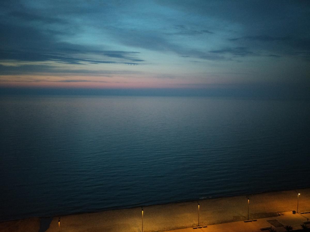 Апартаменты - Первая Линия! Batumi Exteriör bild